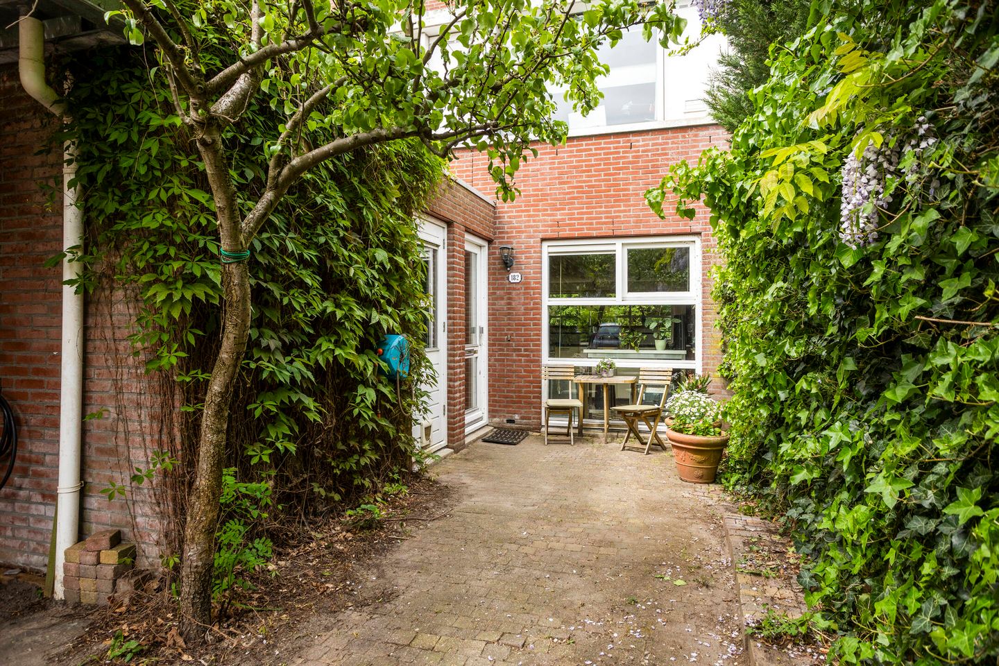 Spacious Sustainable Family Home with Carport in Buiksloterham — 10