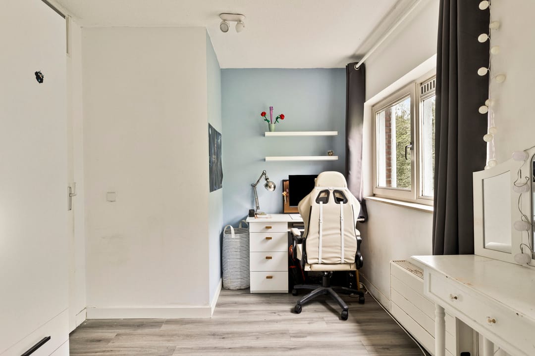 Spacious Sustainable Family Home with Carport in Buiksloterham — 46
