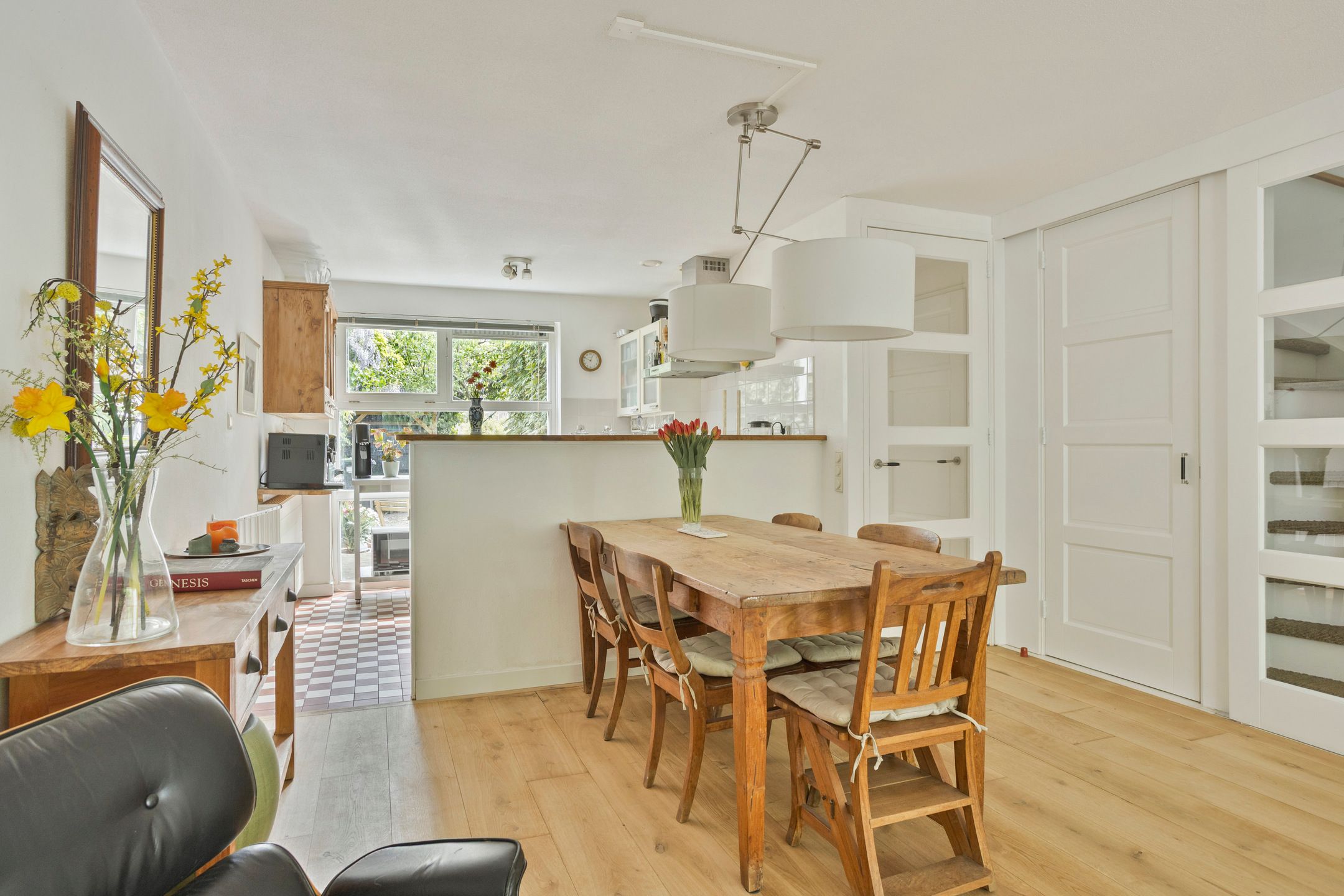 Spacious Sustainable Family Home with Carport in Buiksloterham — 24