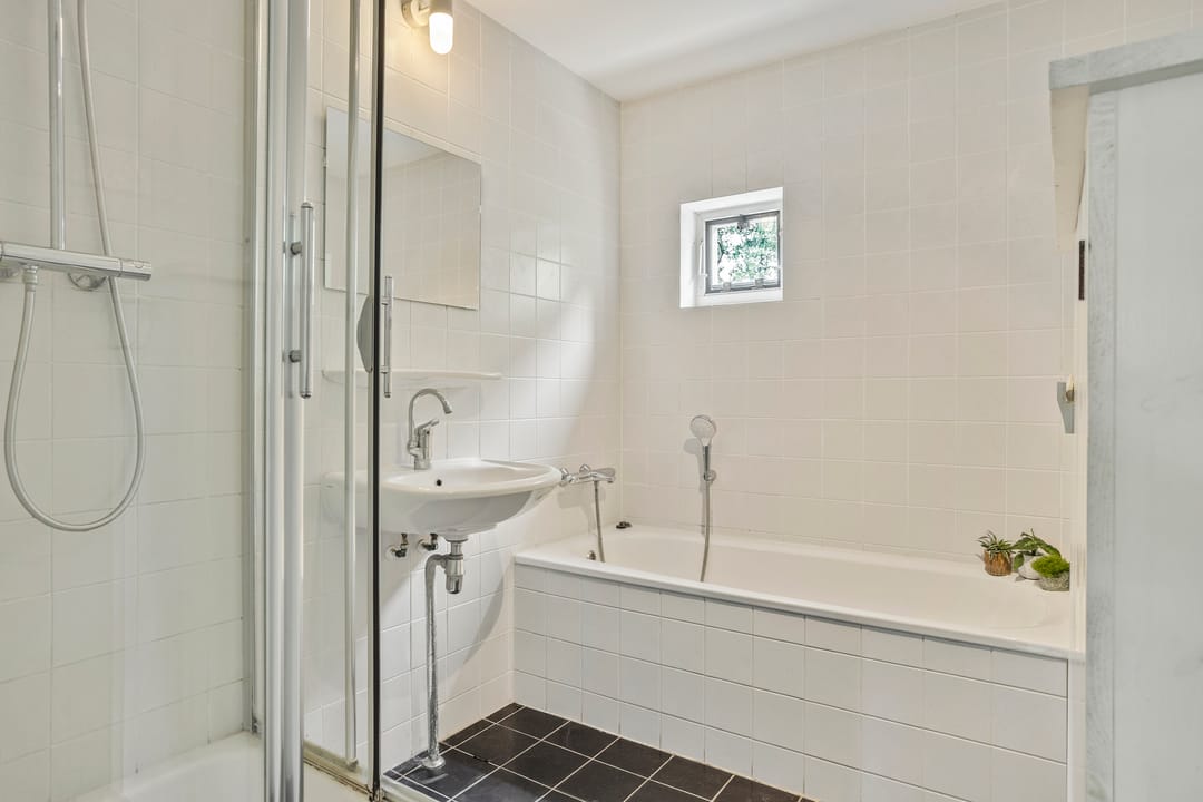 Spacious Sustainable Family Home with Carport in Buiksloterham — 31