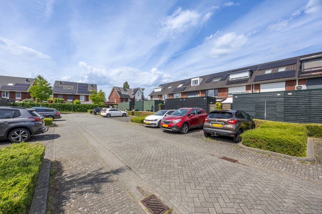 Move-In Ready Extended Terraced Home with Sunny Southwest Garden in Loovelden — 26