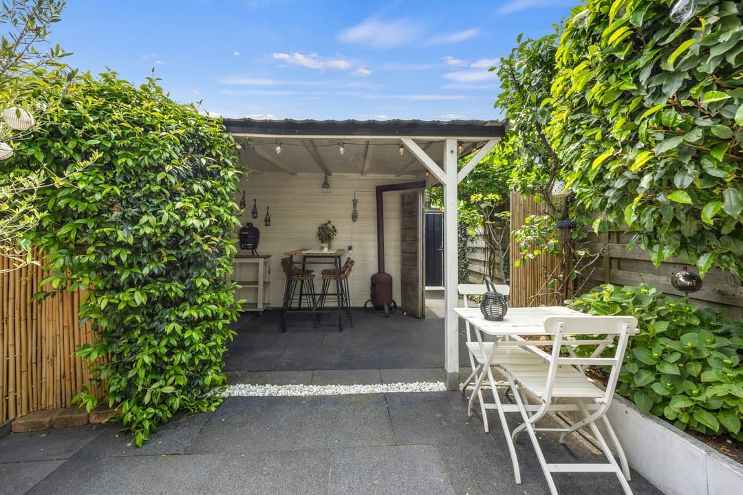 Move-In Ready Extended Terraced Home with Sunny Southwest Garden in Loovelden — 11