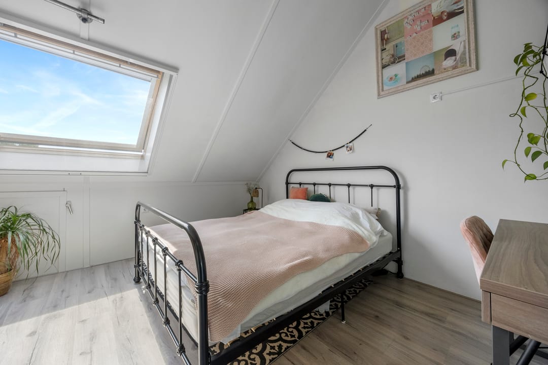 Move-In Ready Extended Terraced Home with Sunny Southwest Garden in Loovelden — 22