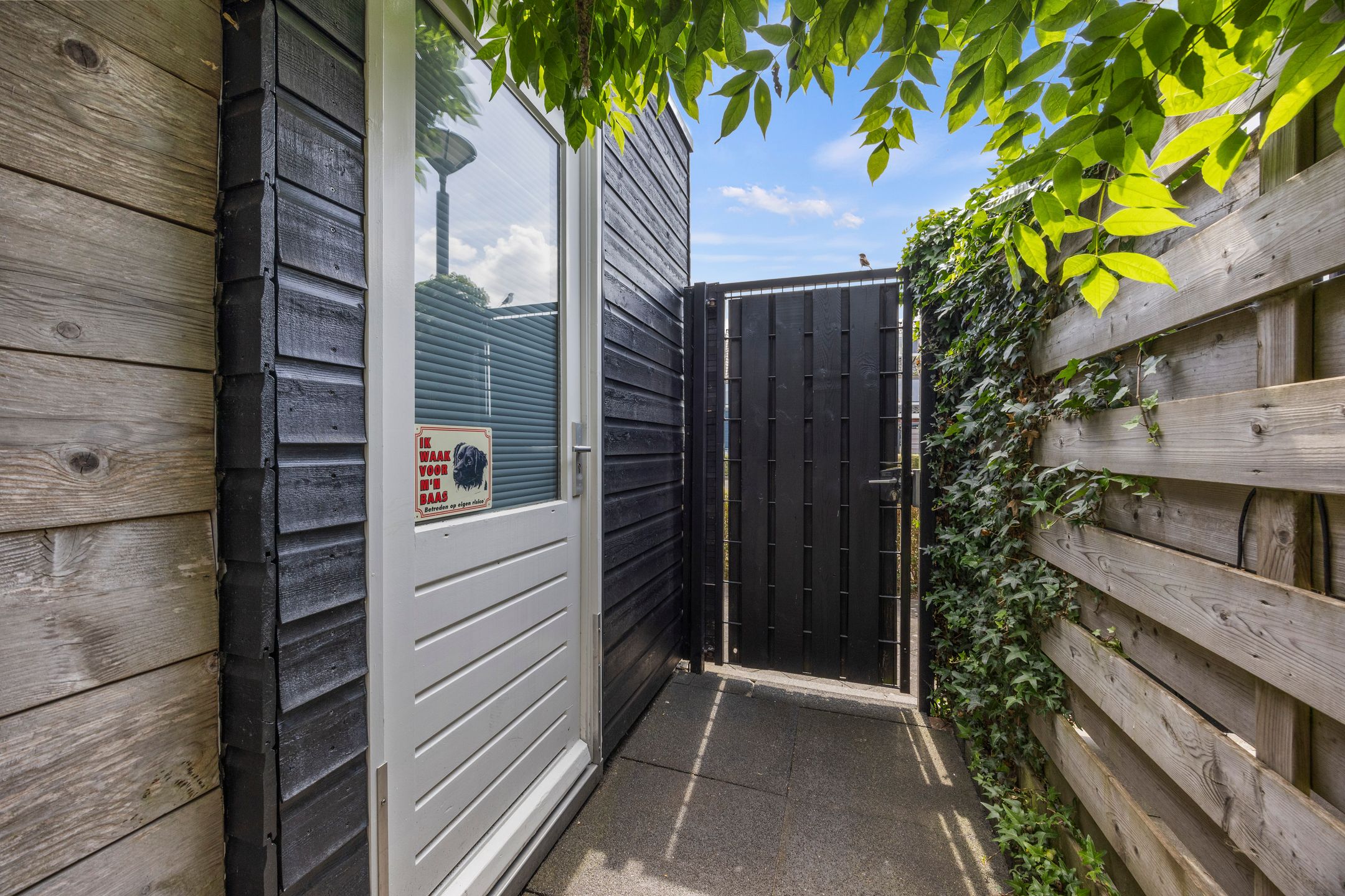 Move-In Ready Extended Terraced Home with Sunny Southwest Garden in Loovelden — 12
