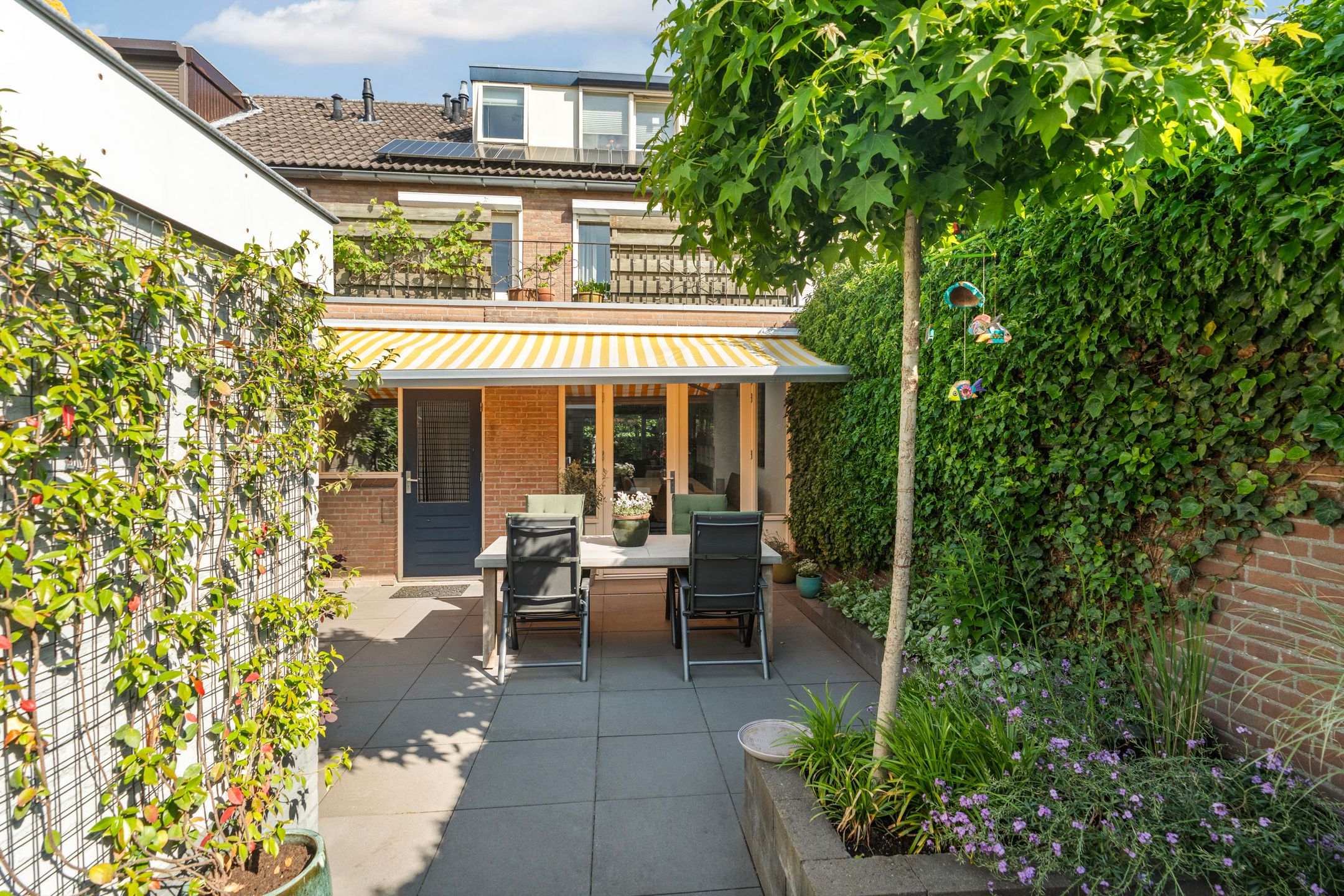 Spacious Extended Family Home with Five Bedrooms and Sunny Southeast-Facing Garden — 48