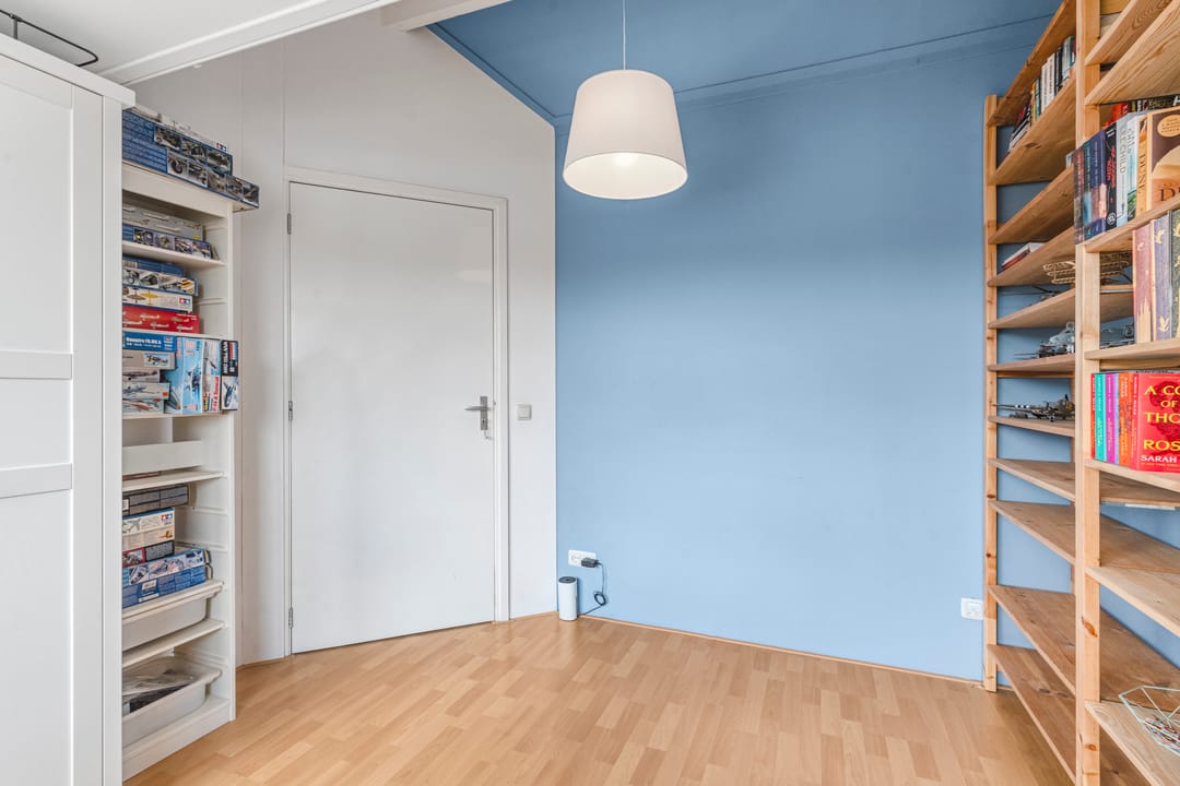 Spacious Extended Family Home with Five Bedrooms and Sunny Southeast-Facing Garden — 38