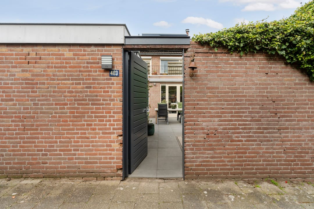 Spacious Extended Family Home with Five Bedrooms and Sunny Southeast-Facing Garden — 53