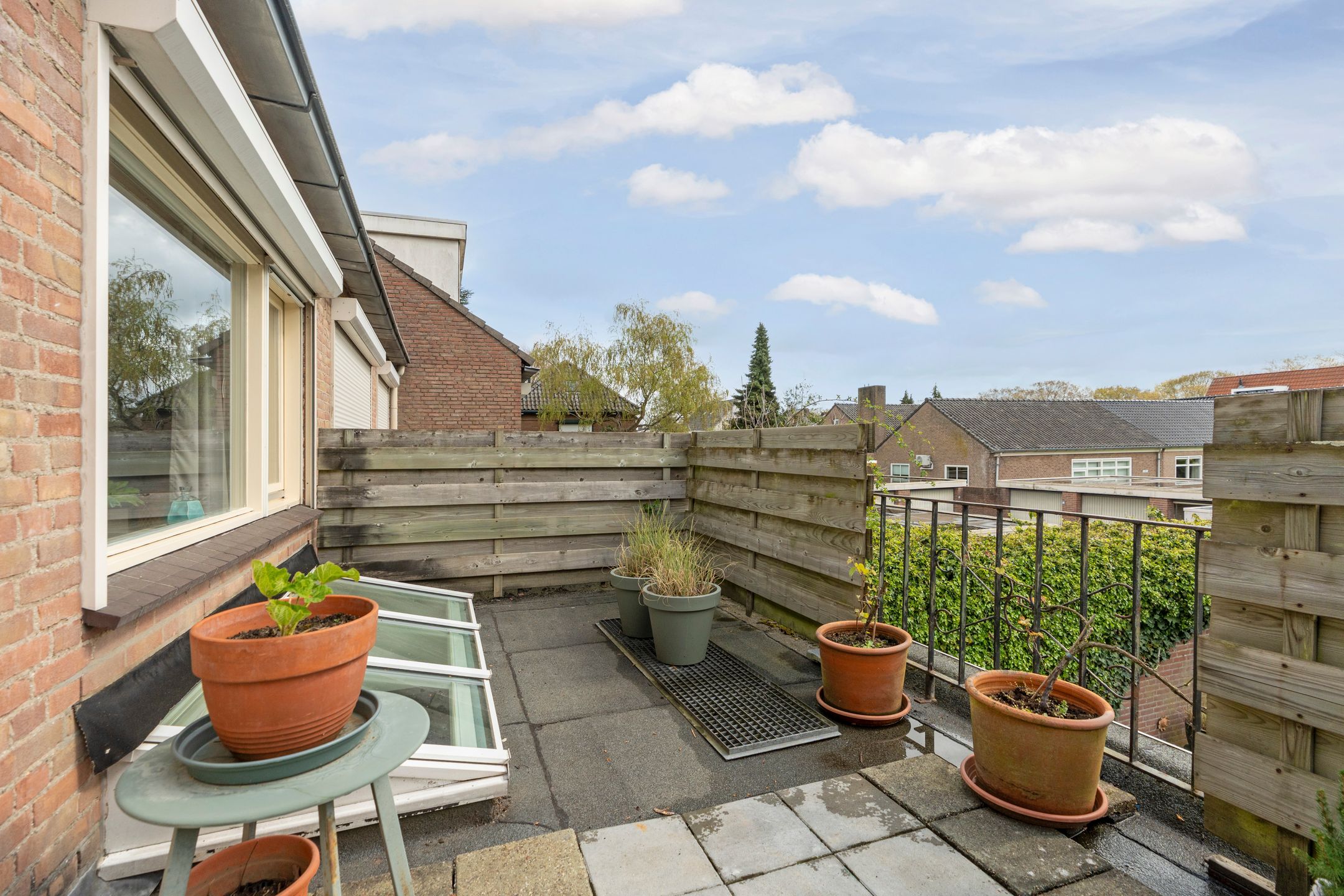 Spacious Extended Family Home with Five Bedrooms and Sunny Southeast-Facing Garden — 27