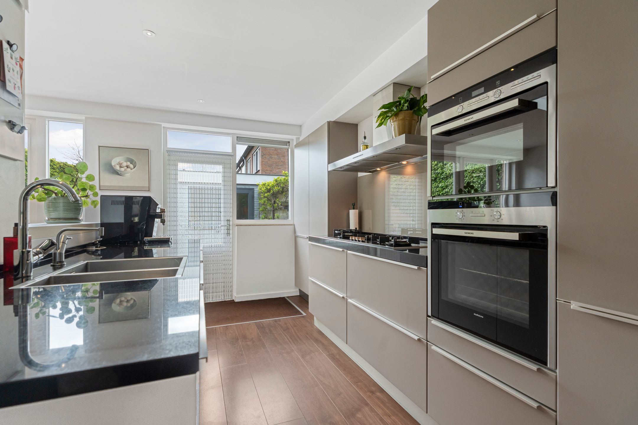 Spacious Extended Family Home with Five Bedrooms and Sunny Southeast-Facing Garden — 21