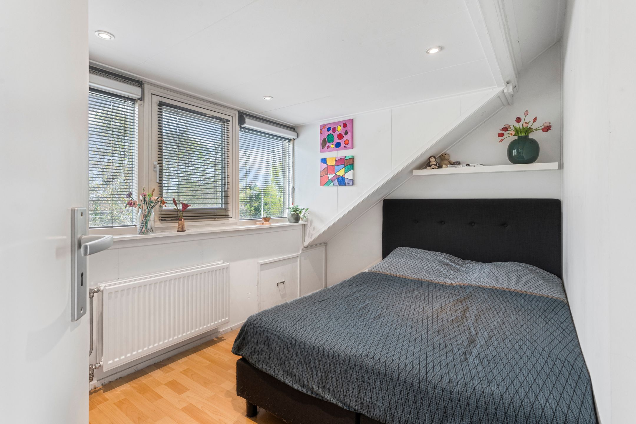 Spacious Extended Family Home with Five Bedrooms and Sunny Southeast-Facing Garden — 39