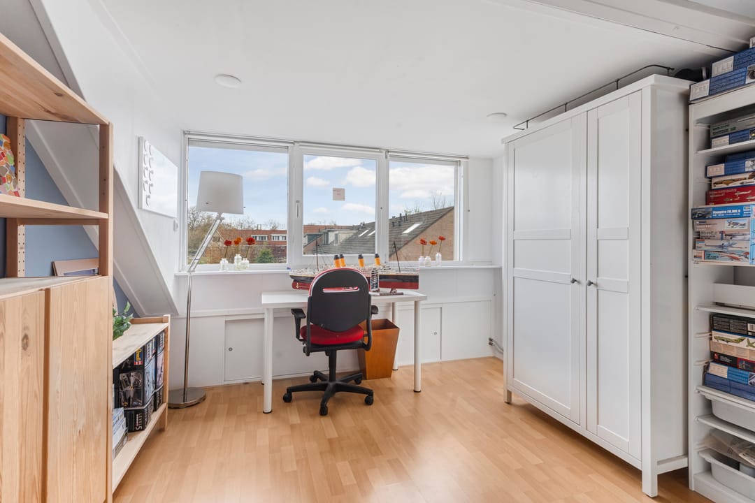 Spacious Extended Family Home with Five Bedrooms and Sunny Southeast-Facing Garden — 37
