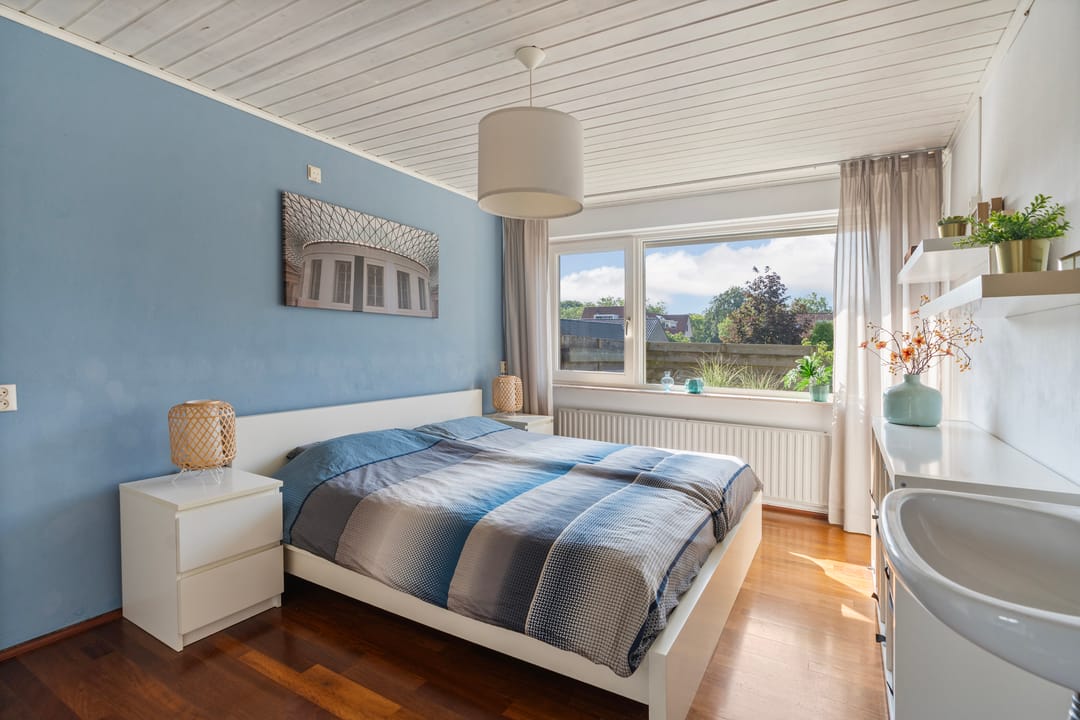 Spacious Extended Family Home with Five Bedrooms and Sunny Southeast-Facing Garden — 31