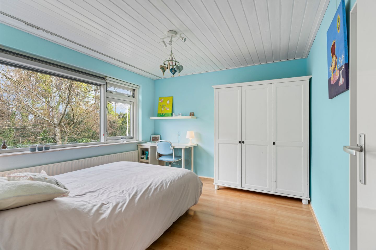 Spacious Extended Family Home with Five Bedrooms and Sunny Southeast-Facing Garden — 29