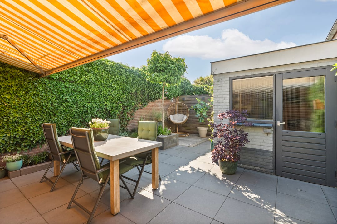 Spacious Extended Family Home with Five Bedrooms and Sunny Southeast-Facing Garden — 47