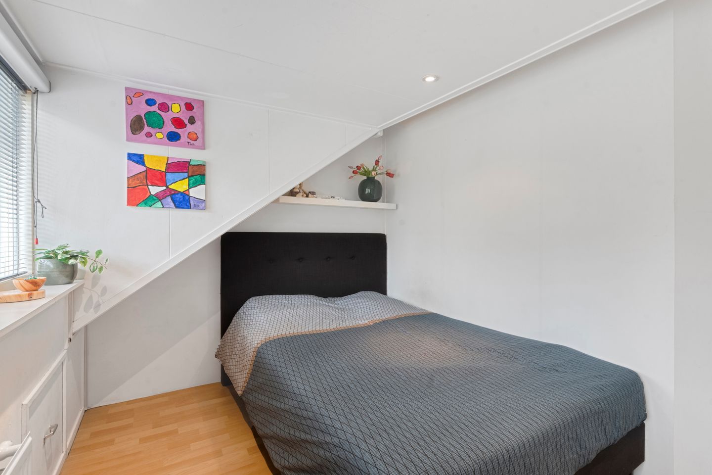 Spacious Extended Family Home with Five Bedrooms and Sunny Southeast-Facing Garden — 40