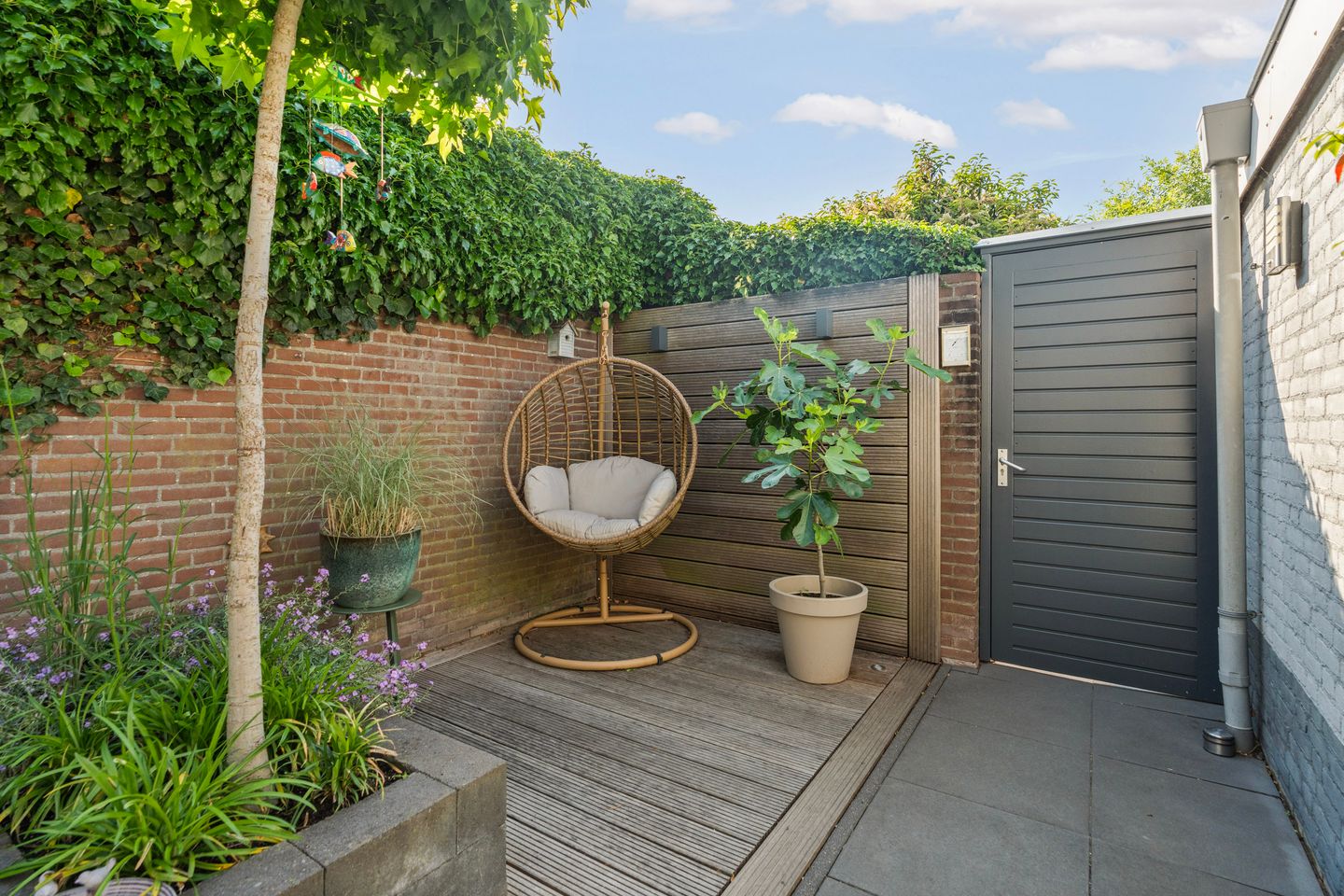 Spacious Extended Family Home with Five Bedrooms and Sunny Southeast-Facing Garden — 50