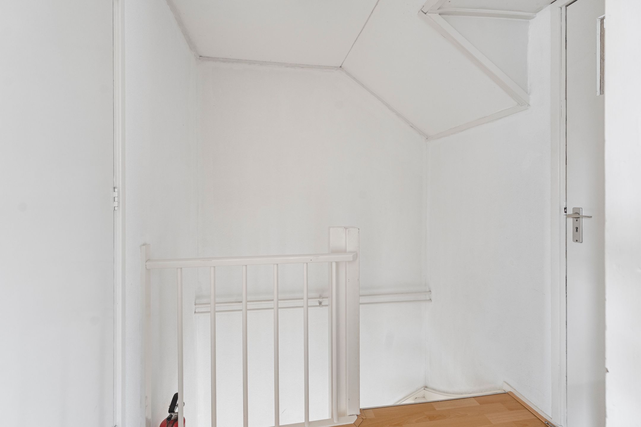 Spacious Extended Family Home with Five Bedrooms and Sunny Southeast-Facing Garden — 36
