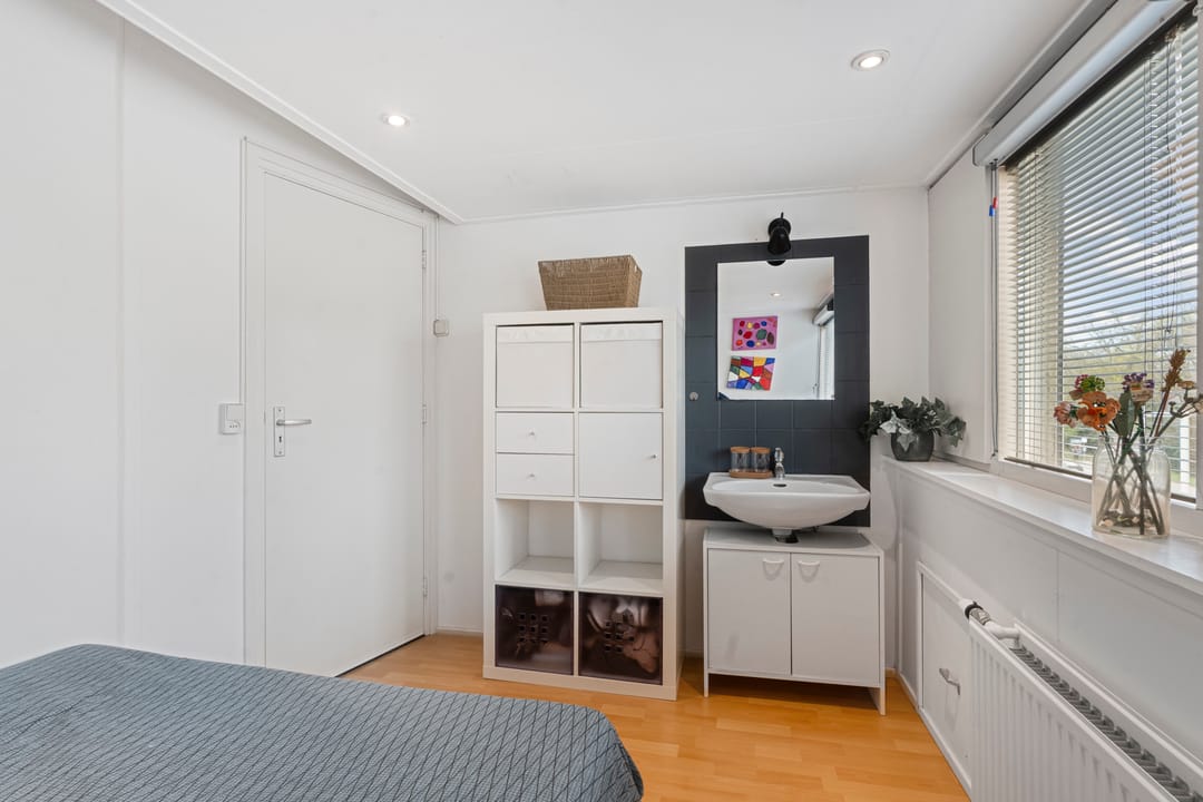 Spacious Extended Family Home with Five Bedrooms and Sunny Southeast-Facing Garden — 41