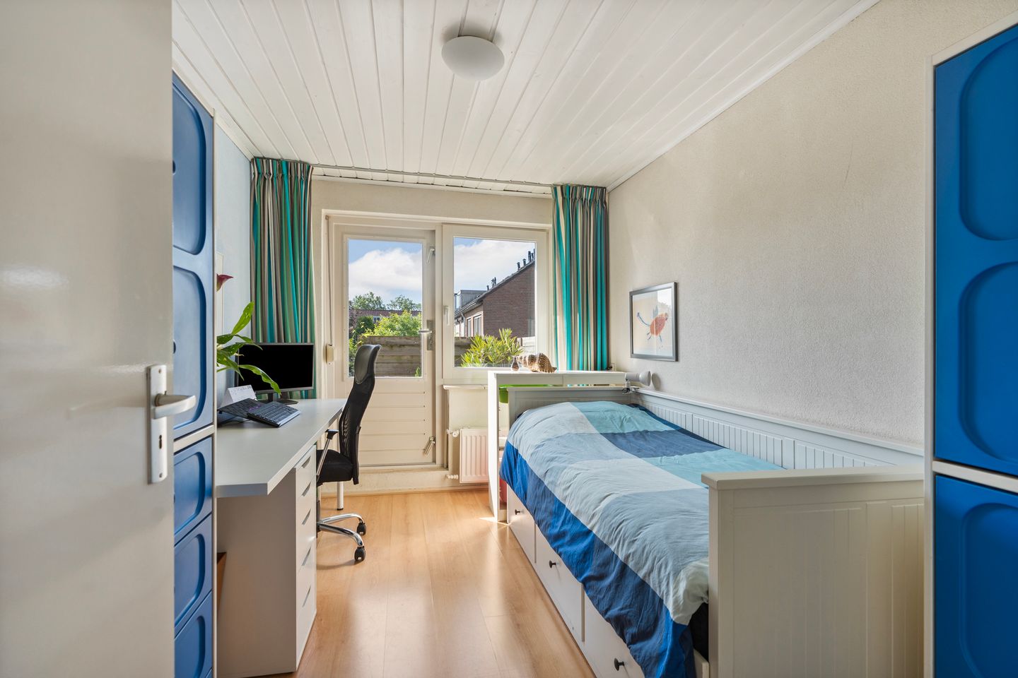 Spacious Extended Family Home with Five Bedrooms and Sunny Southeast-Facing Garden — 25