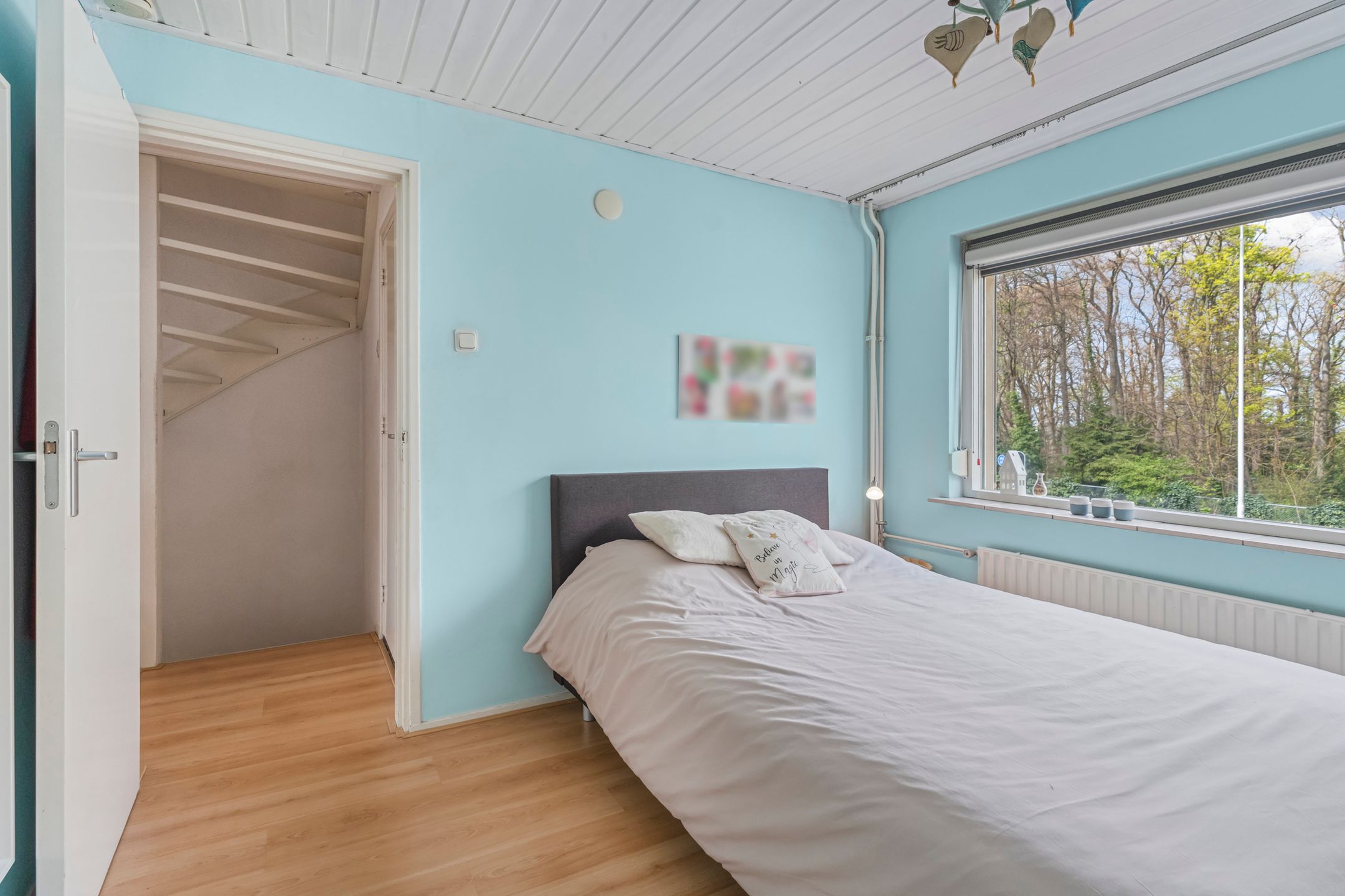 Spacious Extended Family Home with Five Bedrooms and Sunny Southeast-Facing Garden — 30