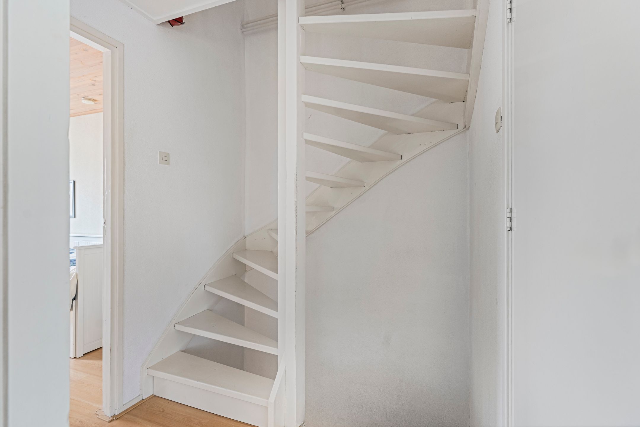 Spacious Extended Family Home with Five Bedrooms and Sunny Southeast-Facing Garden — 24