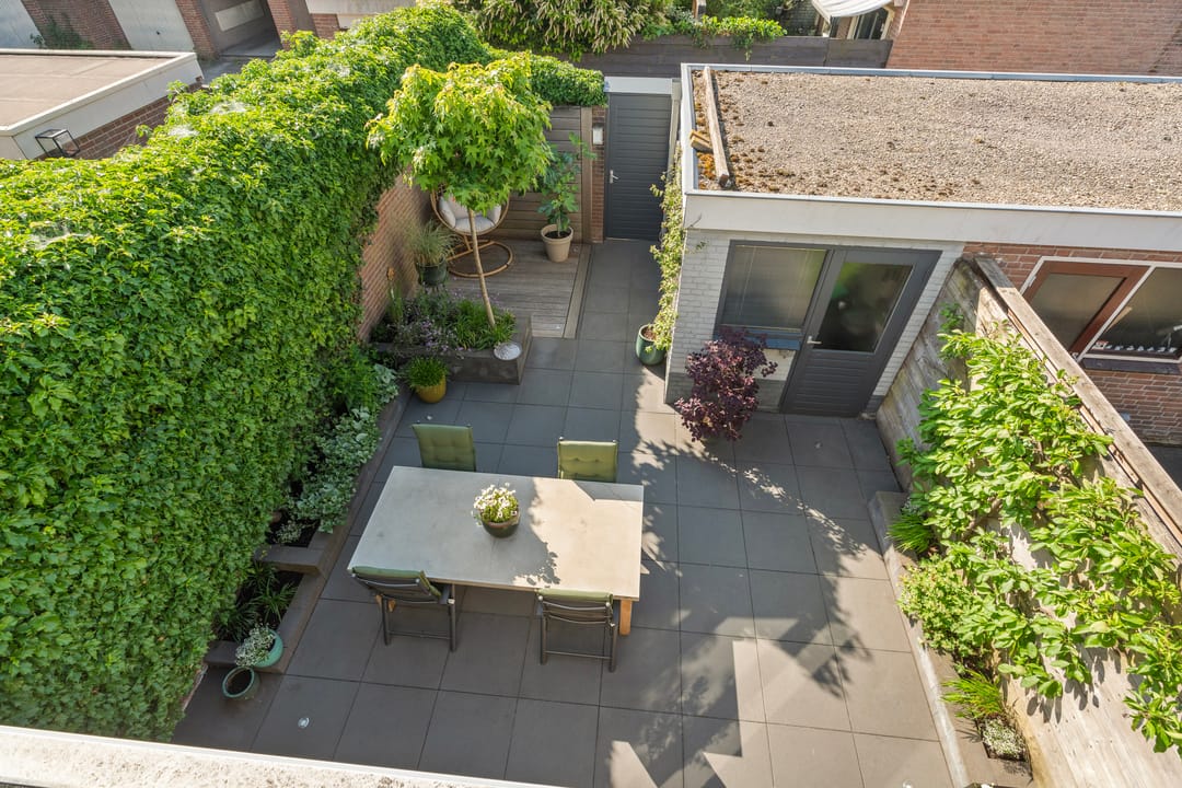Spacious Extended Family Home with Five Bedrooms and Sunny Southeast-Facing Garden — 28