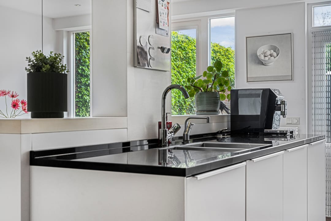 Spacious Extended Family Home with Five Bedrooms and Sunny Southeast-Facing Garden — 23