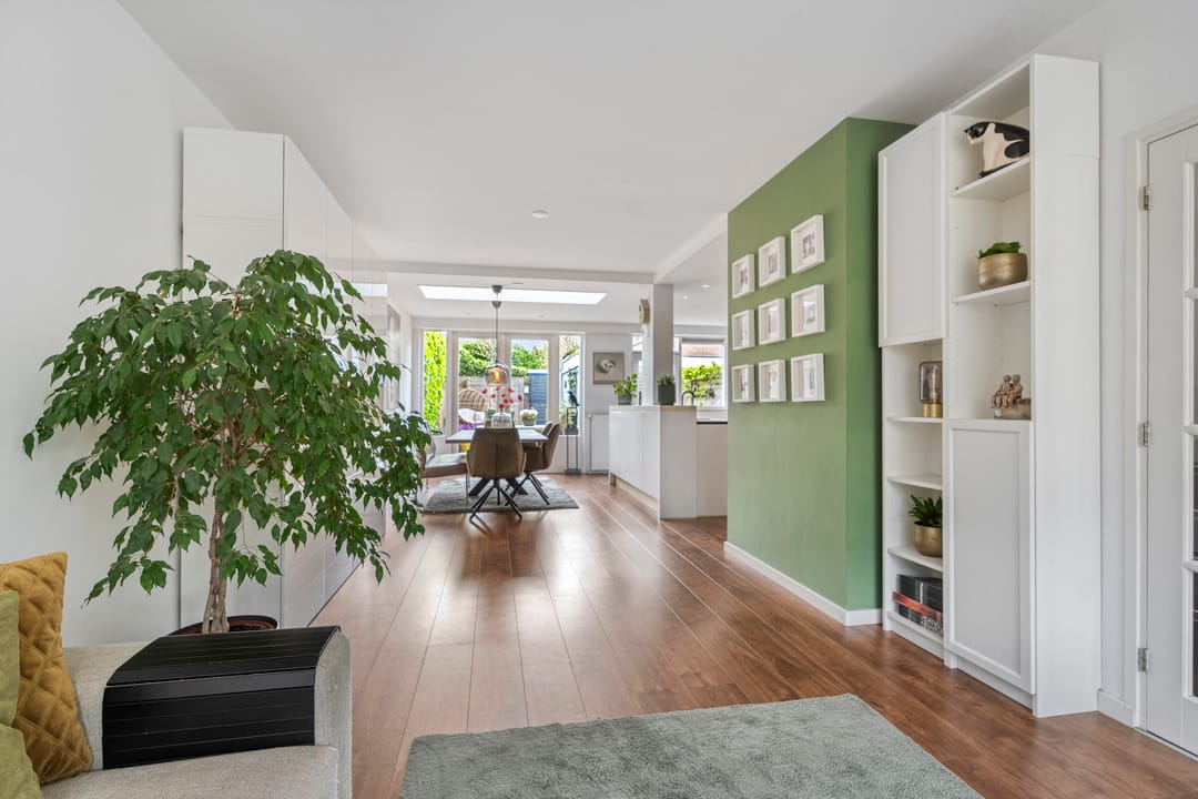 Spacious Extended Family Home with Five Bedrooms and Sunny Southeast-Facing Garden — 13