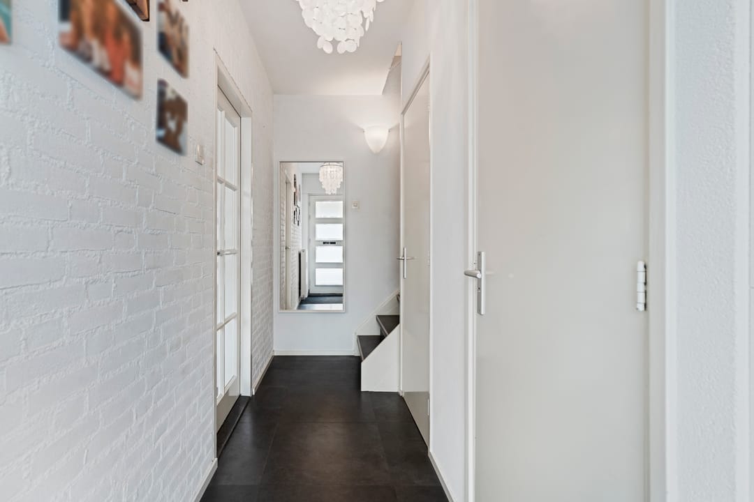 Spacious Extended Family Home with Five Bedrooms and Sunny Southeast-Facing Garden — 7