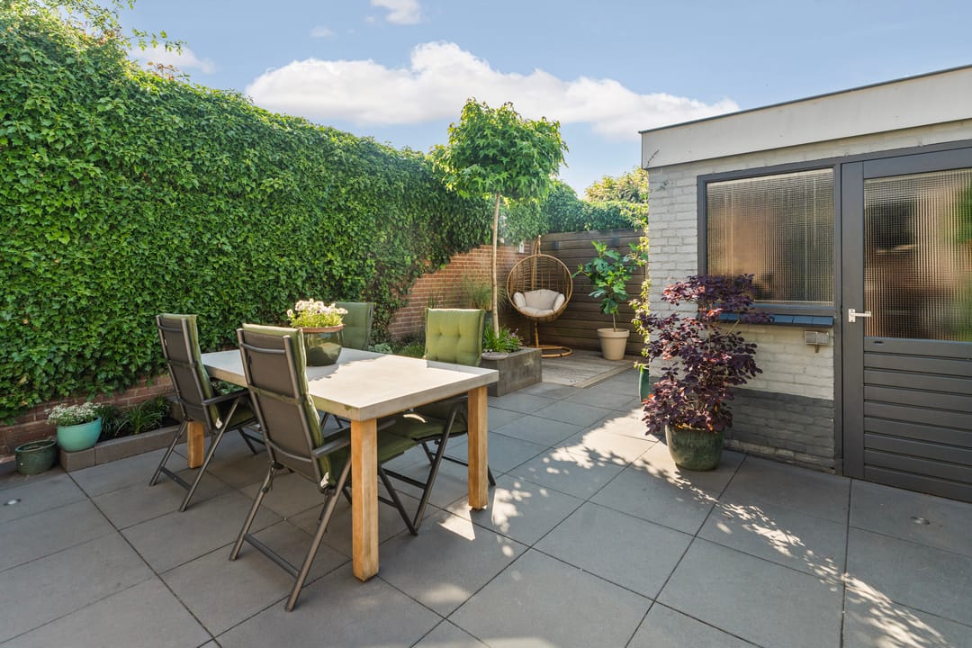 Spacious Extended Family Home with Five Bedrooms and Sunny Southeast-Facing Garden — 46