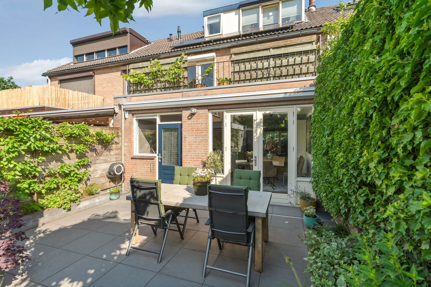 Spacious Extended Family Home with Five Bedrooms and Sunny Southeast-Facing Garden — 44