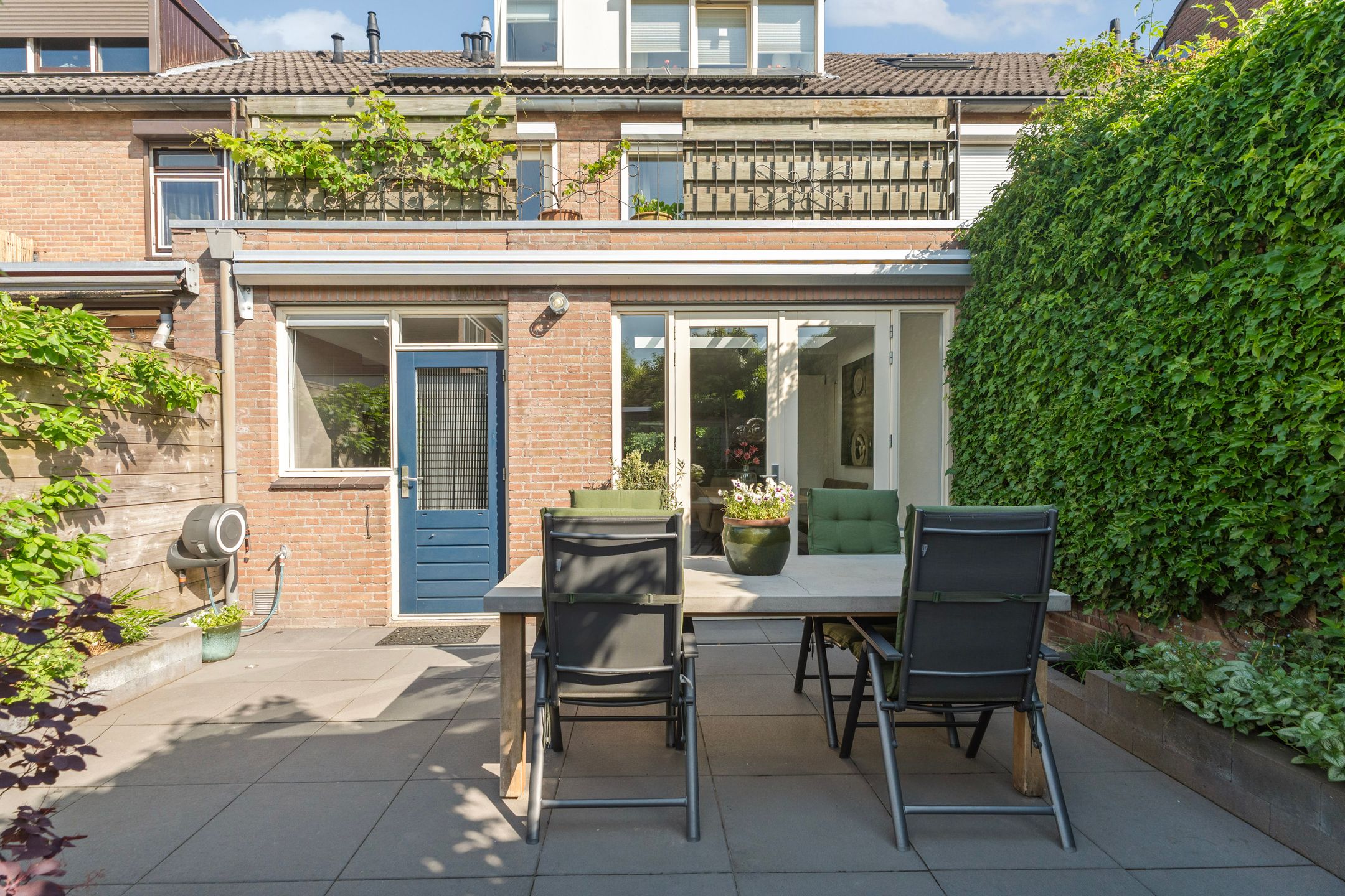 Spacious Extended Family Home with Five Bedrooms and Sunny Southeast-Facing Garden — 45