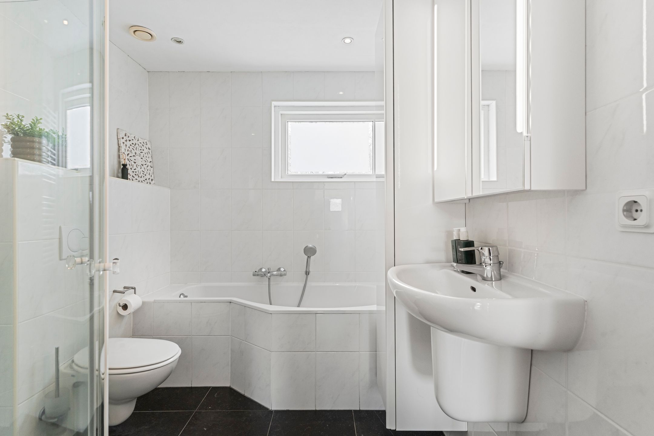 Spacious Extended Family Home with Five Bedrooms and Sunny Southeast-Facing Garden — 33
