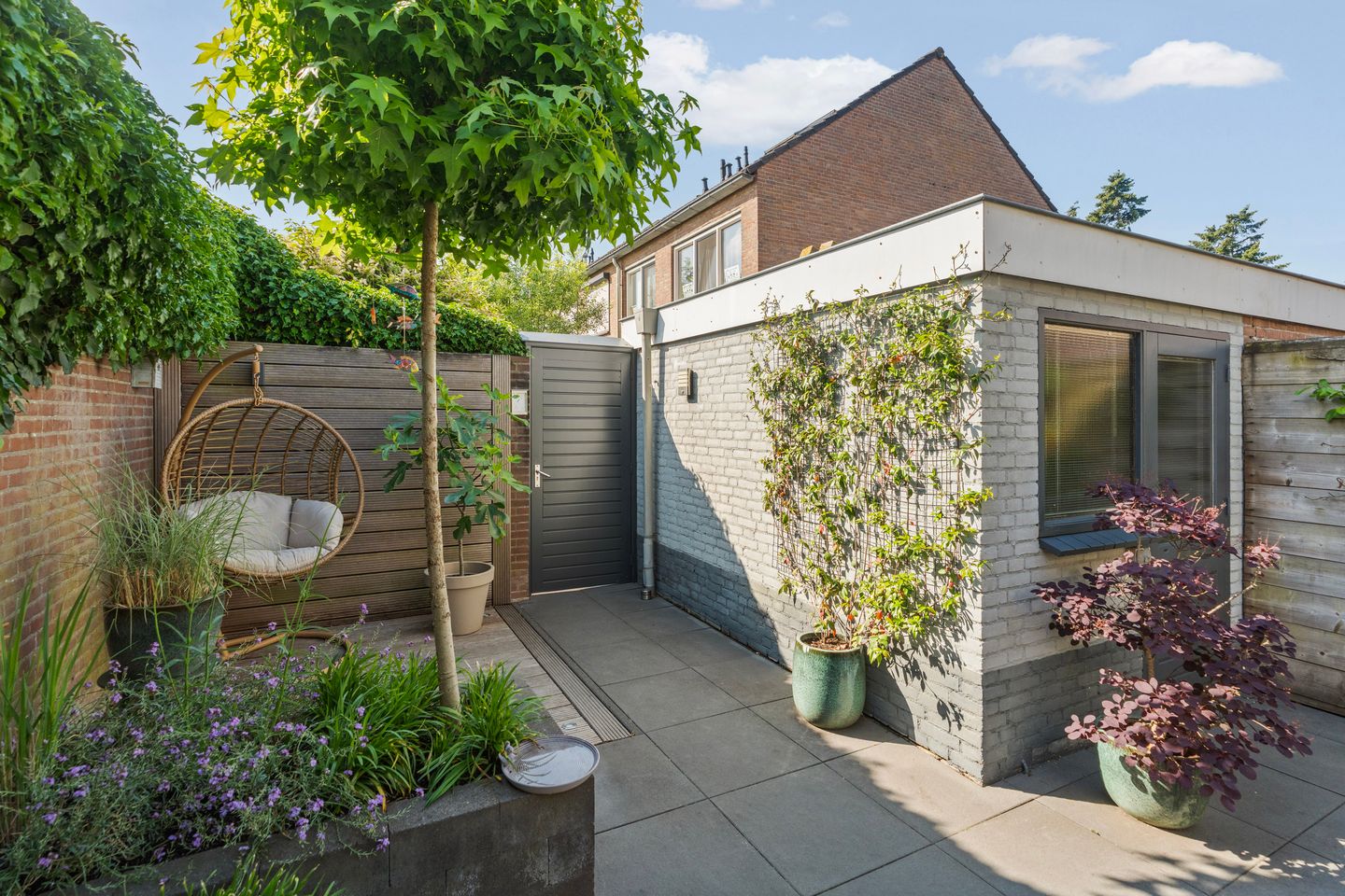 Spacious Extended Family Home with Five Bedrooms and Sunny Southeast-Facing Garden — 49