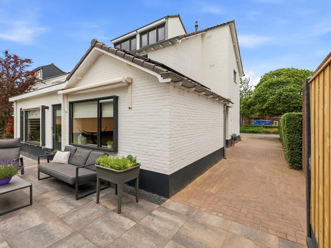 Elegant Fully Renovated Four Bedroom Detached Home in Warnsveld — 38