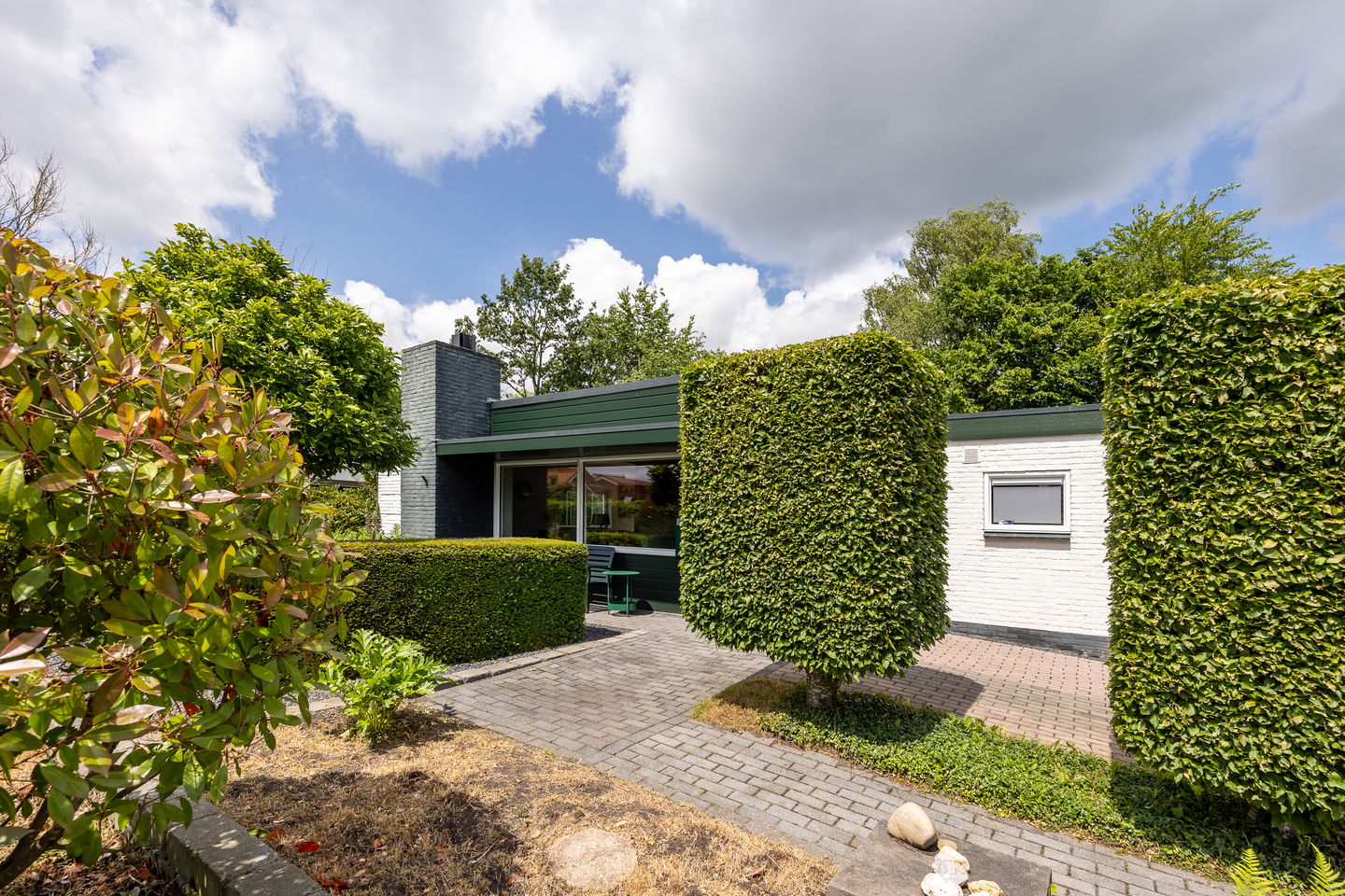 Spacious Single-Floor Bungalow with Large Garden in Green Leusden Location — 40