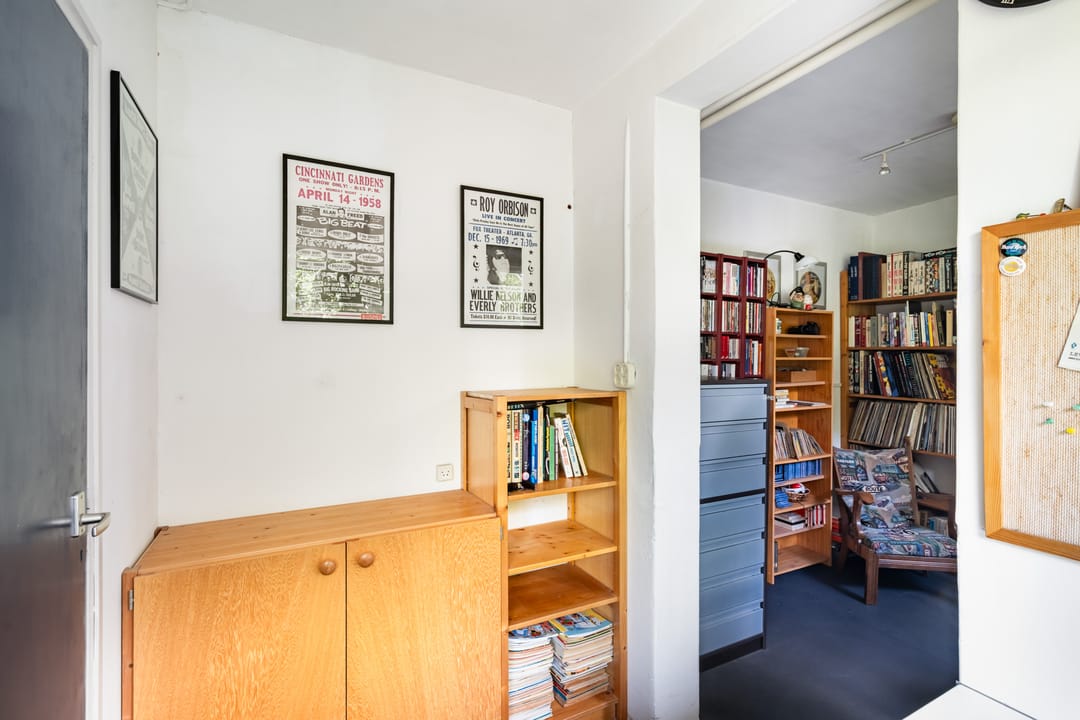Spacious Semi-Detached Home with Drive-In Garage Near Berkel en Rodenrijs Center — 31