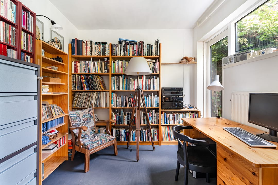 Spacious Semi-Detached Home with Drive-In Garage Near Berkel en Rodenrijs Center — 32