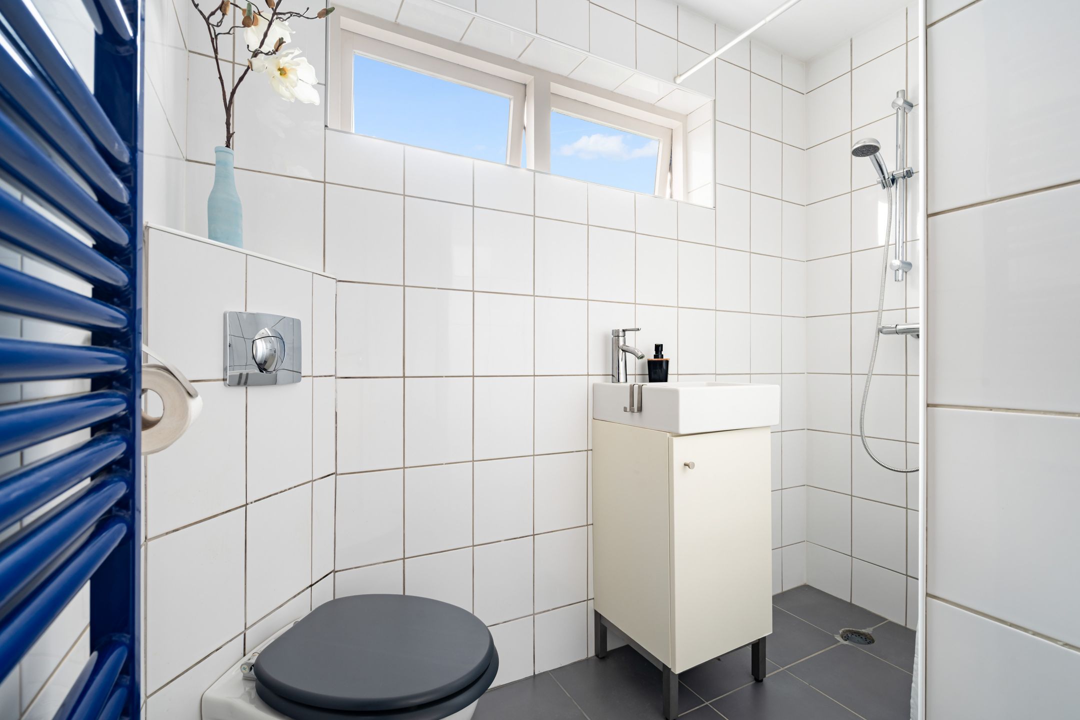 Spacious Semi-Detached Home with Drive-In Garage Near Berkel en Rodenrijs Center — 48