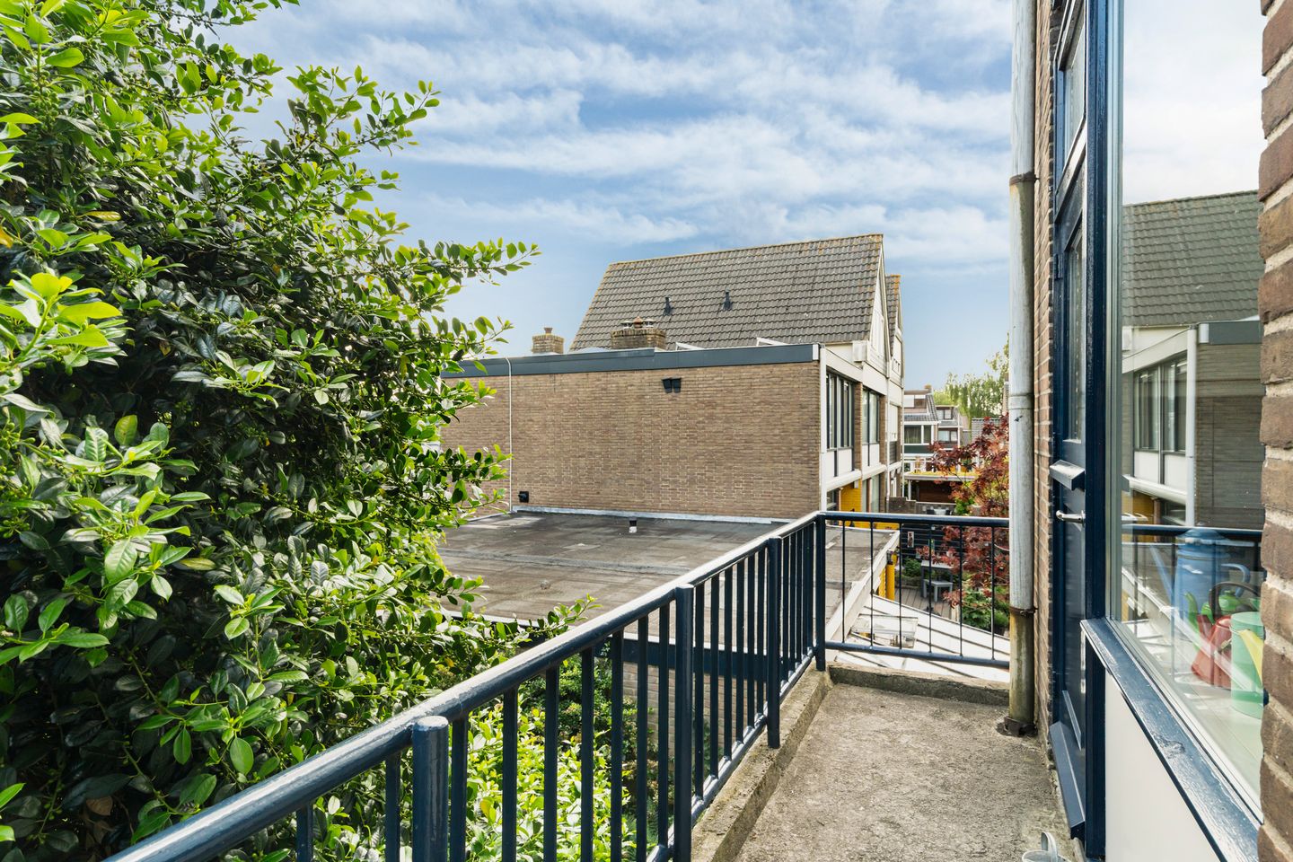 Spacious Semi-Detached Home with Drive-In Garage Near Berkel en Rodenrijs Center — 25