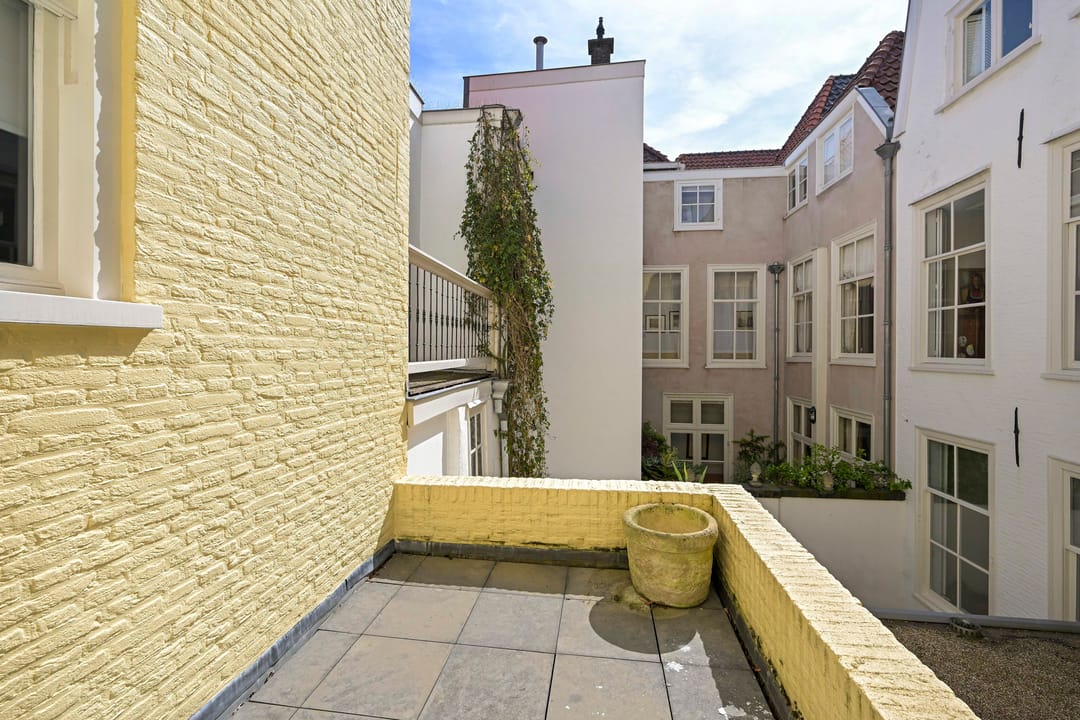 Monumental Canal House with Front and Rear House in The Hague City Center — 71
