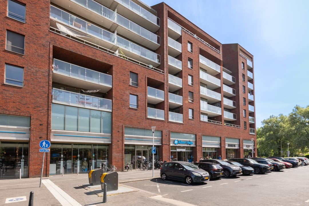 Spacious Corner Apartment with Sunny Balcony and Private Parking in Hoograven — 31