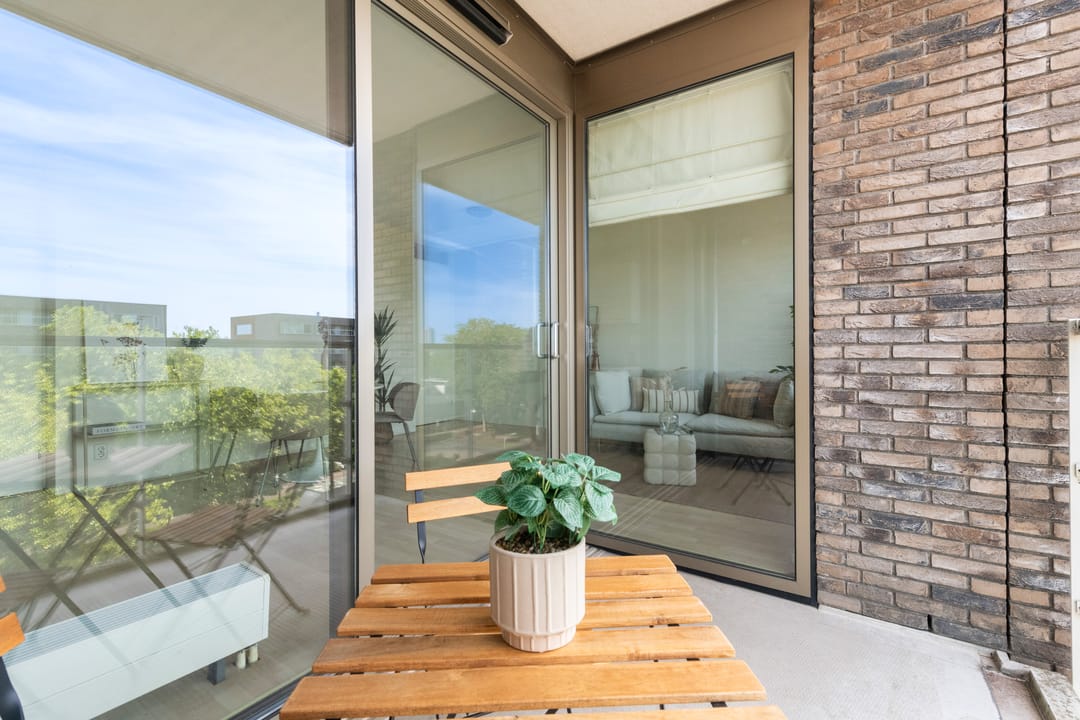 Spacious Corner Apartment with Sunny Balcony and Private Parking in Hoograven — 22