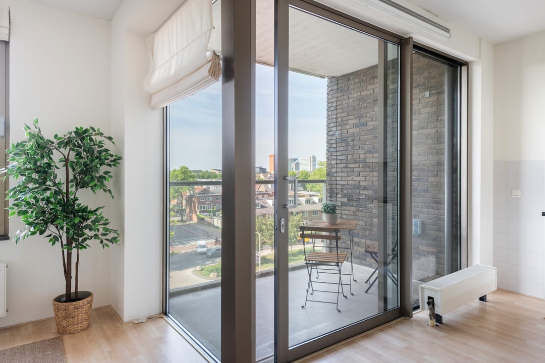 Spacious Corner Apartment with Sunny Balcony and Private Parking in Hoograven — 11