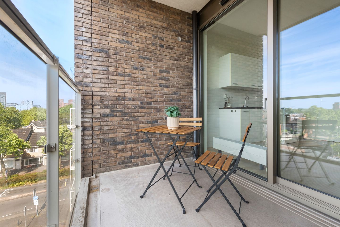 Spacious Corner Apartment with Sunny Balcony and Private Parking in Hoograven — 20