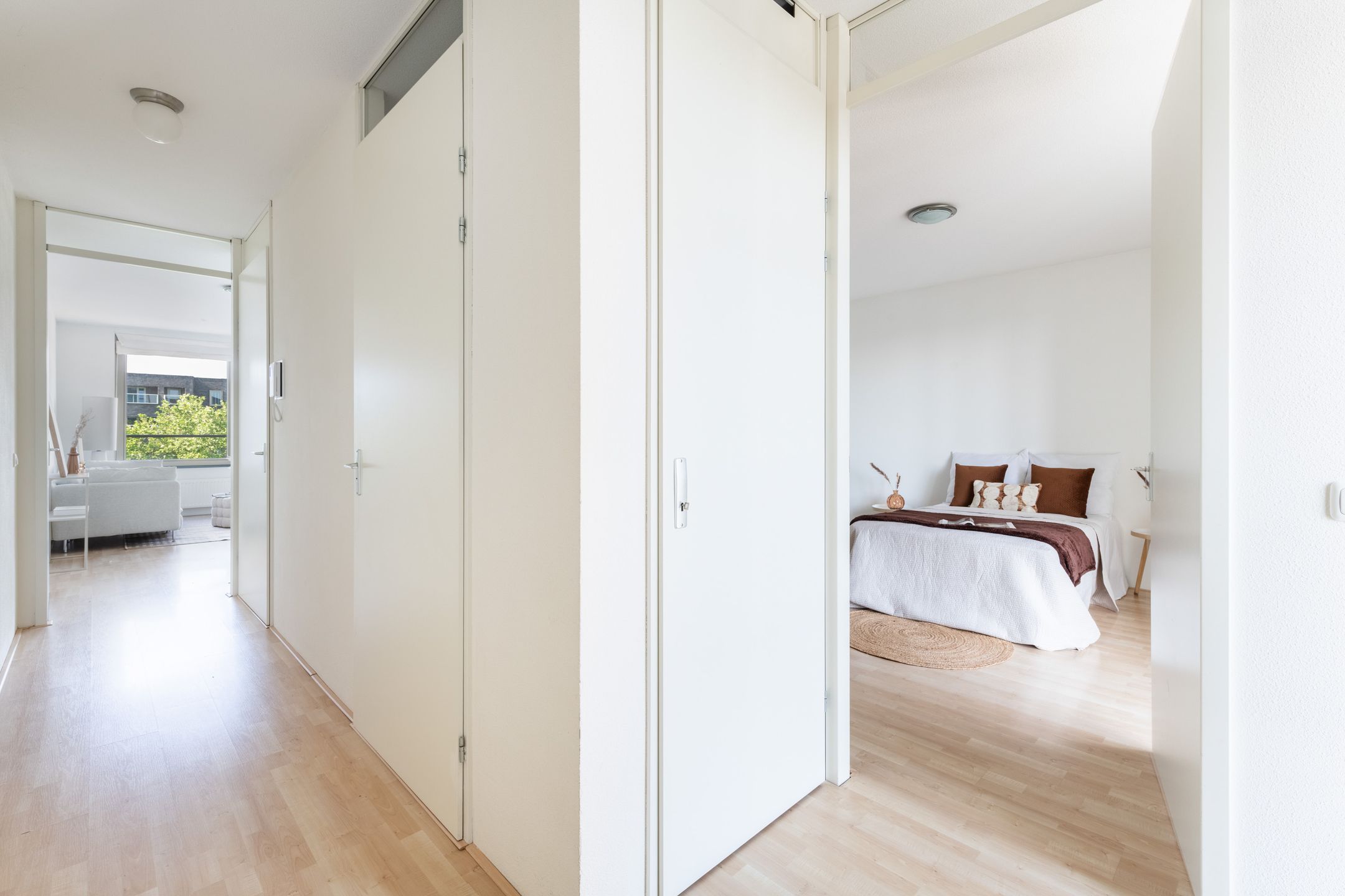 Spacious Corner Apartment with Sunny Balcony and Private Parking in Hoograven — 12
