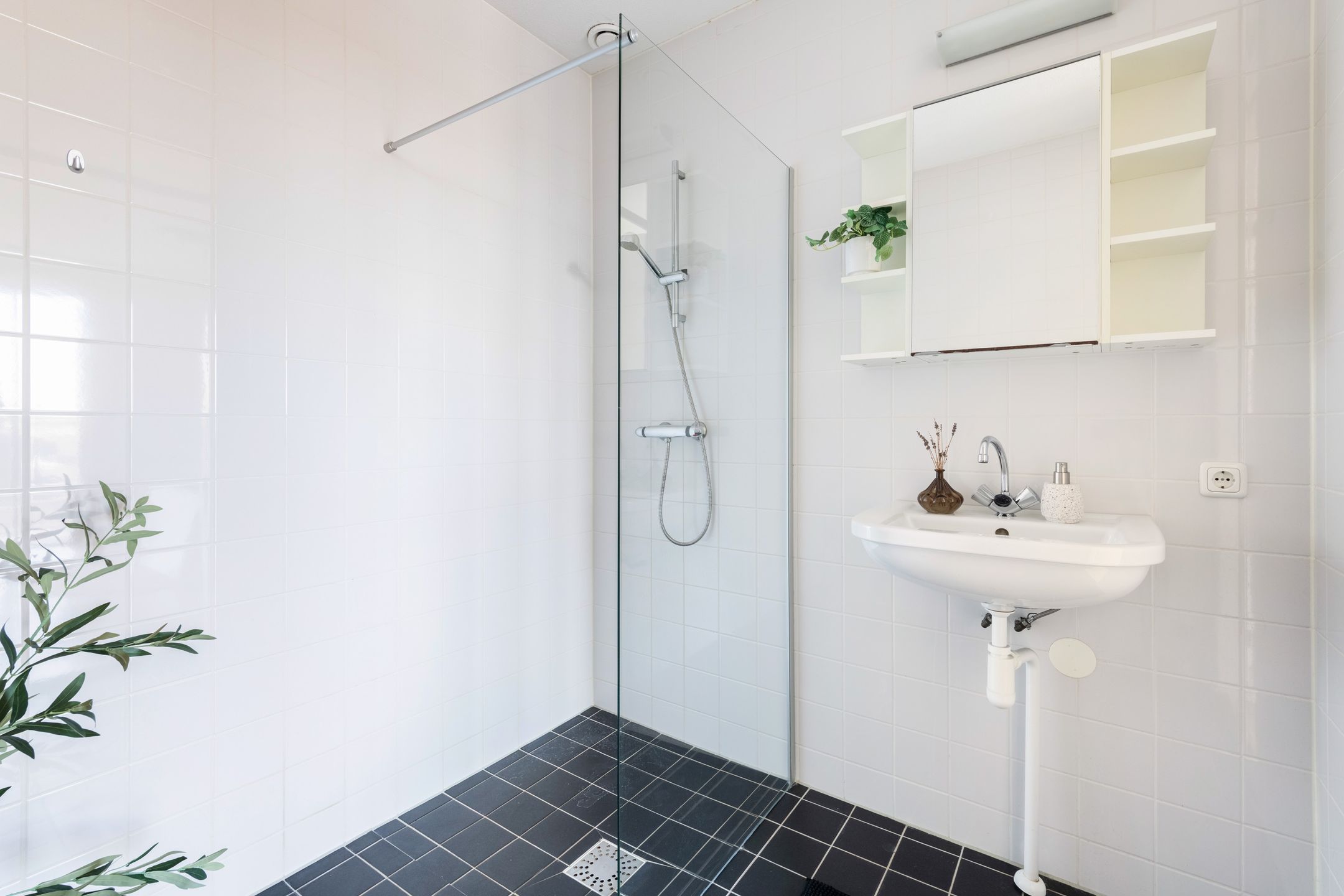 Spacious Corner Apartment with Sunny Balcony and Private Parking in Hoograven — 18