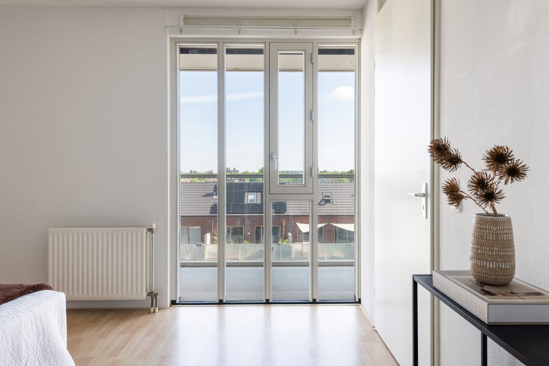 Spacious Corner Apartment with Sunny Balcony and Private Parking in Hoograven — 16