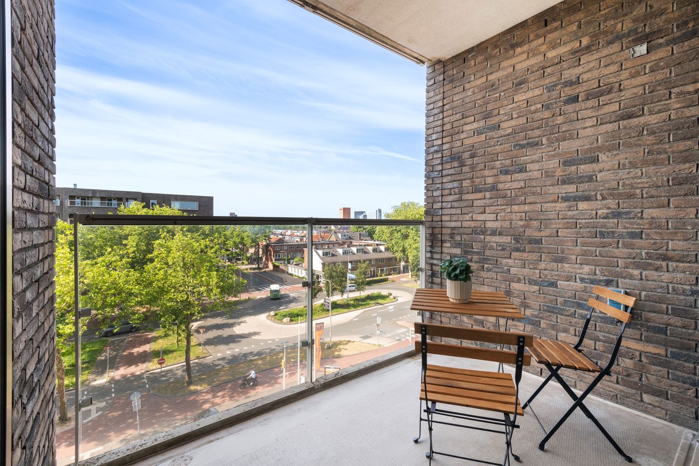 Spacious Corner Apartment with Sunny Balcony and Private Parking in Hoograven — 19