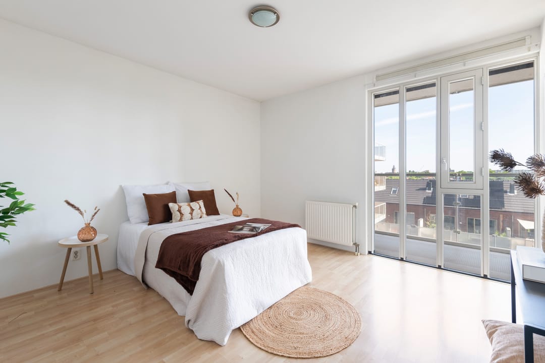 Spacious Corner Apartment with Sunny Balcony and Private Parking in Hoograven — 13